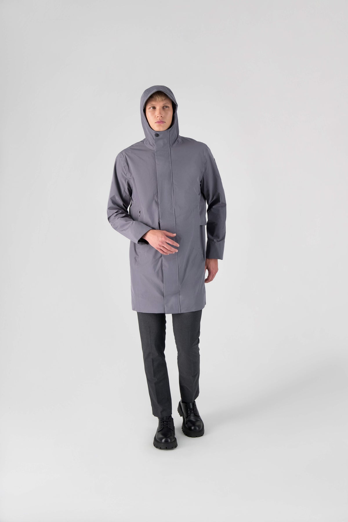 Upton long jacket in Concrete in 3-ply Micro Denier fabric with DWR coating, featuring a two-way zipper with magnetic closure, hidden mesh ventilation, and underarm vents. Designed for weather protection and tailored comfort.