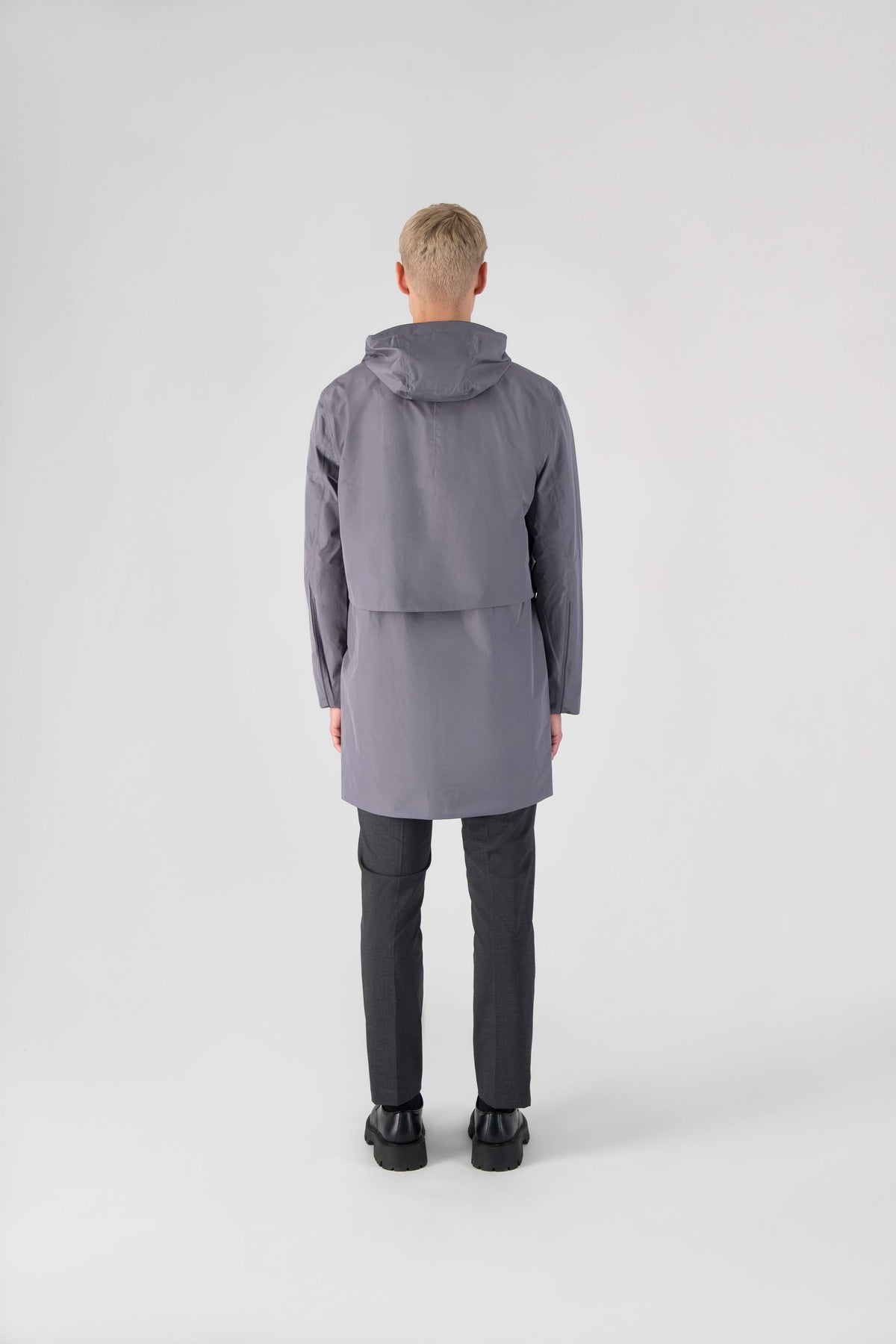 Upton long jacket in Concrete in 3-ply Micro Denier fabric with DWR coating, featuring a two-way zipper with magnetic closure, hidden mesh ventilation, and underarm vents. Designed for weather protection and tailored comfort.